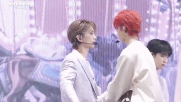 【สแควร์แปด】“ทำให้เธออยากได้ฉันมากขึ้น” “ต่อไปก็โปรดถนอมฉันไว้ให้ดีนะ” หนึ่งนาทีพาคุณรู้จักวง极圈 ฟินไม