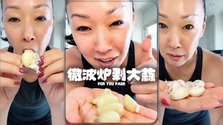 Life hack: Peeling garlic with a microwave 🧄