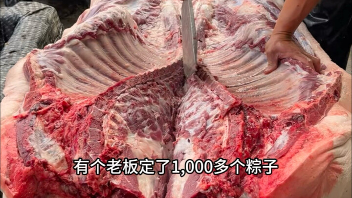 The boss suddenly ordered 1,000 zongzi—let’s even slaughter a pig and wrap them for him.