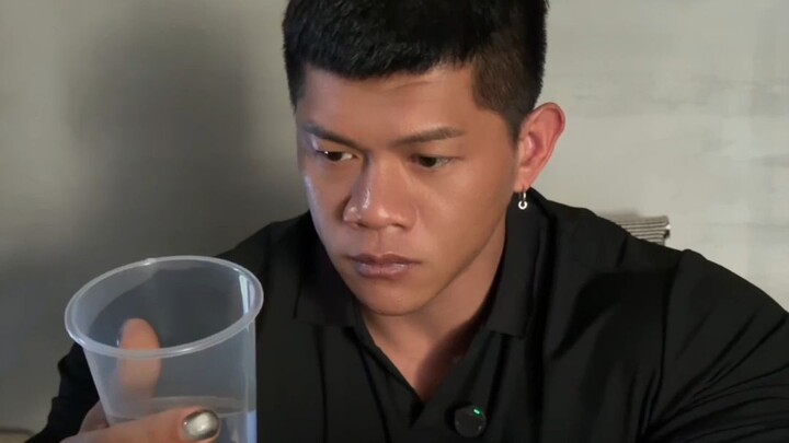Một cốc nước, rất nặng