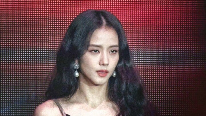 Kim Ji-soo is absolutely, unbelievably gorgeous—ahhh!