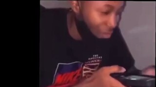 رجل أسود يمتلك صوت بيتر