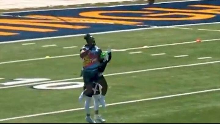 Former NFL RB Kapri Bibbs Just EMBARRASSED This DB 😳🏈 #shorts