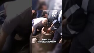 Pria ini menyelamatkan orang yang terjebak didalam pipa‼️