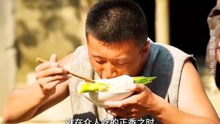 黑心老板给8个员工每人两块大洋外加一盆红烧肉，自己含泪挣八十