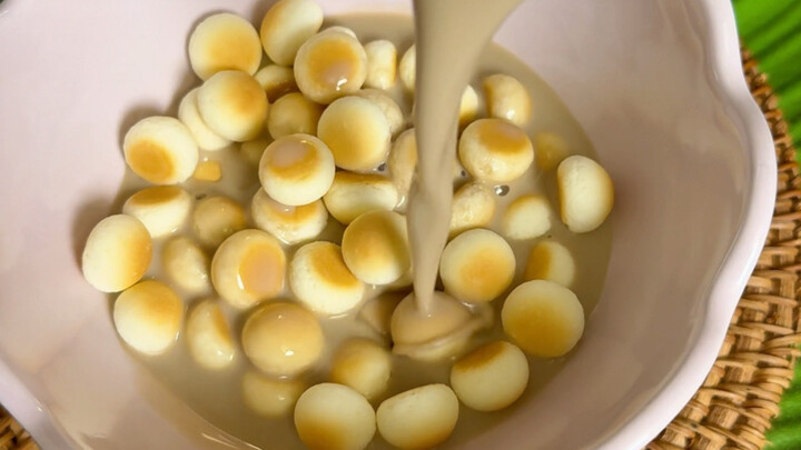 Rumor has it that mixing Wangzai Milk with Wangzai Mini Steamed Buns turns into mochi. Oh my gosh, i