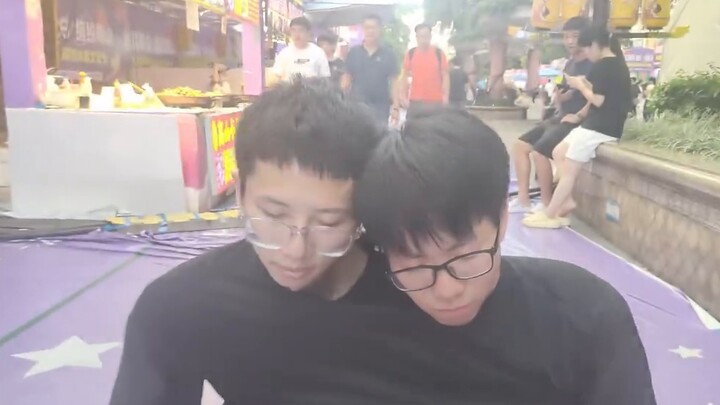 I imagined again that the two-headed monster was criticized by the world, but he would rather be a m