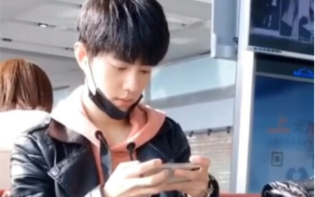 Xiao Zhan yang tiba-tiba dipanggil untuk naik pesawat saat sedang bermain game! Dulu kakak sangat sa