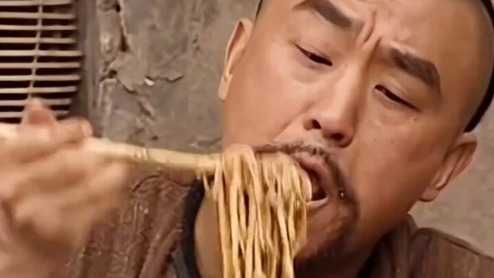 Shazhu’s enjoying his noodles when suddenly a thug bursts in to cause trouble! #GreatDramaRecommenda