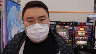 How much does it cost to clear out the Japanese claw machines? The fat guy cleared out the Japanese 
