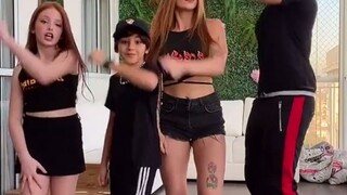 这是一家四口？说是兄妹我都信啊~