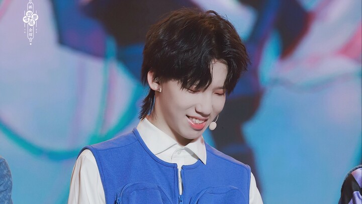 صبي يبلغ من العمر 15 عامًا يرقص رقصة فرقة الفتيات ITZY "WANNABE" على عالم بيليبيلي