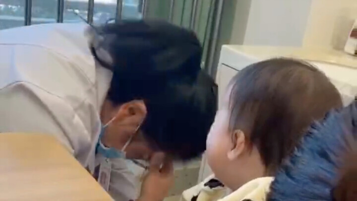 Đưa bé xã giao đi khám sức khỏe mà còn làm bác sĩ bó tay luôn!