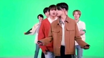 Những ánh mắt nhỏ xíu đằng sau kia, xem ai đang cuồng nhiệt đến thế!