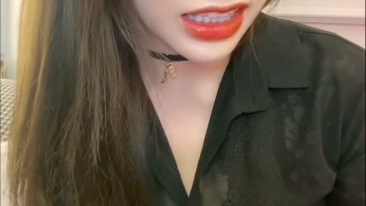 Zhi Zhi’s generosity, black-and-white pairing, with white as the eye-catching main color.