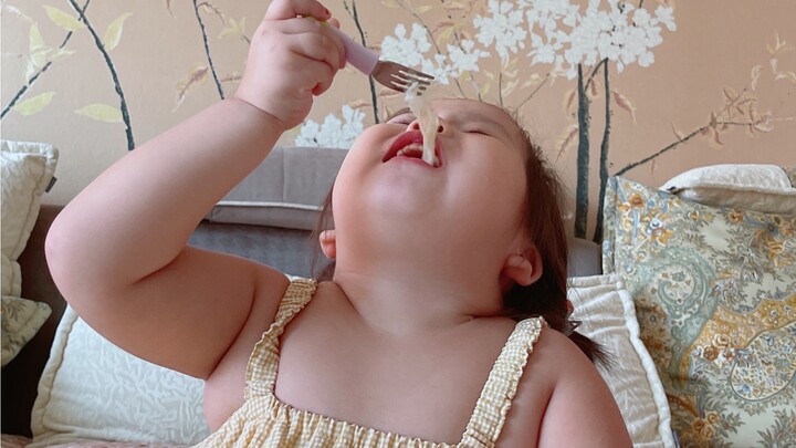 Jiumin, slurping noodles like this is making me super awkward!