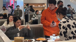 Dia hanya ingin makan bersama gadis yang disukainya.