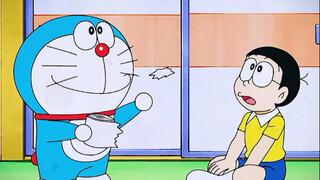 Chú mập xanh xé một mảnh nhỏ từ giấy vệ sinh