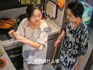 Cô kìm nén lời trách móc chực tuôn ra; chỉ để đổi lấy chút ấm áp giữa muôn vạn ánh đèn, thứ chỉ thuộ
