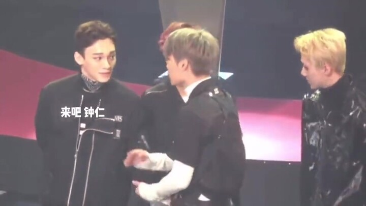 Trương Nghệ Hưng: Có nguy hiểm, nhanh tránh ra! Ngô Thế Huân: Anh ơi đợi em với, em đi cùng anh!