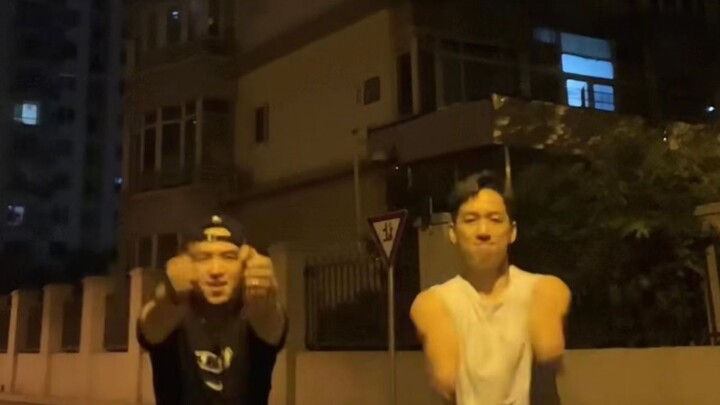 กลุ่มกำลังสนุกกันจ้า เขย่าโลด! ลา ลา ลา!