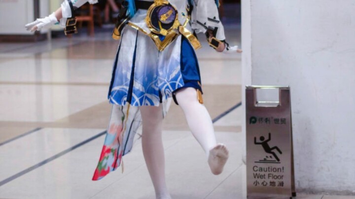 Khi tôi học theo Grethel không đi giày thì sẽ như thế này