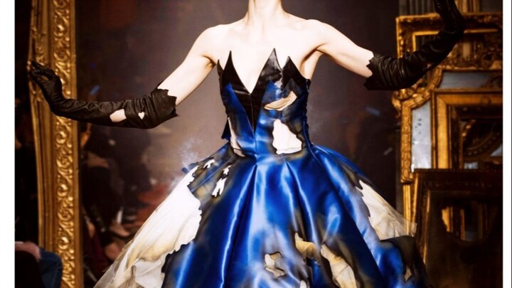 Elegance and madness in one—this is totally her! [Drama-Queen Supermodel: Anna C]