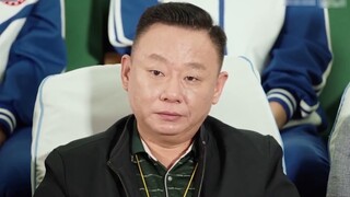小伙以为前面翘屁股系鞋带是兄弟，对着屁股就一巴掌，谁知是校花