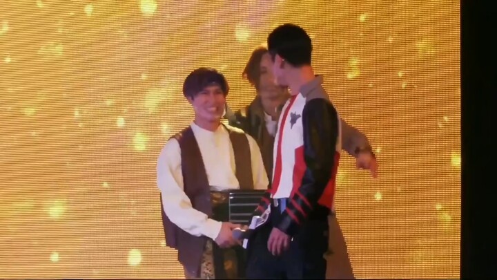 ทีมงานสามคนของ Ultraman Triga Smail ร้องเพลงปิดของ Ultraman Triga ED2 "พยานแห่งวันพรุ่งนี้"