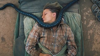 Girl Tries to Survive on Her 1700-Mile Journey on Foot Across the Desert