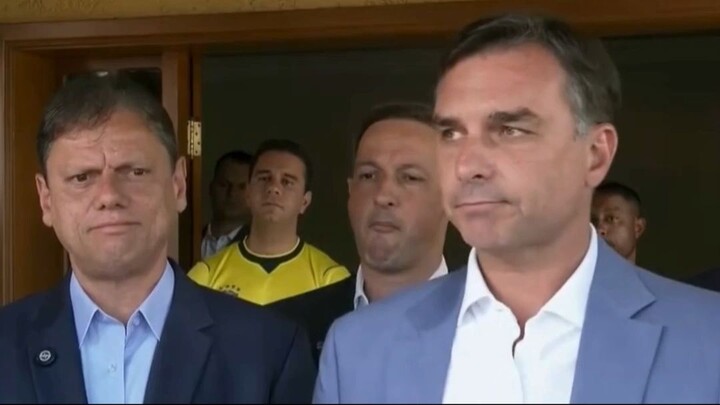 Flávio Bolsonaro e contra PEC do fim da escala 6x1 e chama discussão do projeto de oportunista
