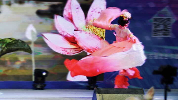 The Koi Chao Qixiu Fan Dance Compe*on was shot in one shot without filters, beauty enhancement or