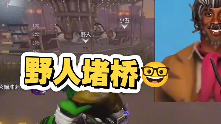 Di depan ada orang liar naik babi yang nggak mau ngasih ambil propulser, di belakang ada orang liar 