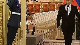 Đội cận vệ của Putin thường bí mật câu cá trước khi Putin đến. Khi Putin đến, họ lập tức đứng thẳng 