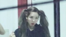 [TWICE] After get off work, Nayeon with twin ponytails eats while walking like a big boss!