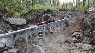 Mini Bridge Construction | สร้างสะพานโค้งข้ามหุบเขาและขึ้นรถไฟ!