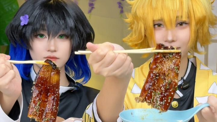 Tanjiro makan sendirian saat menjalankan misi di luar.