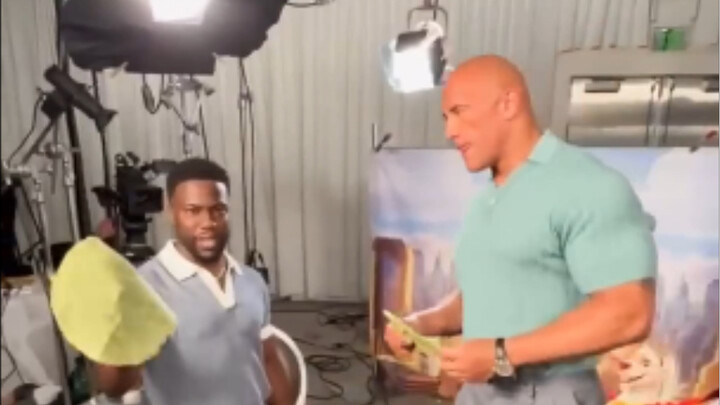 Dwayne “The Rock” Johnson và Kevin Hart tham gia thử thách tát mặt bằng bánh tortilla để quảng bá ch