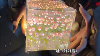 يا صغيري الصغير، تعرف أنني أخاف من الظلام، فصنعت لي مصباح ليلي صغيرًا. لحظة تشغيل الضوء، اندهشتُ جدً