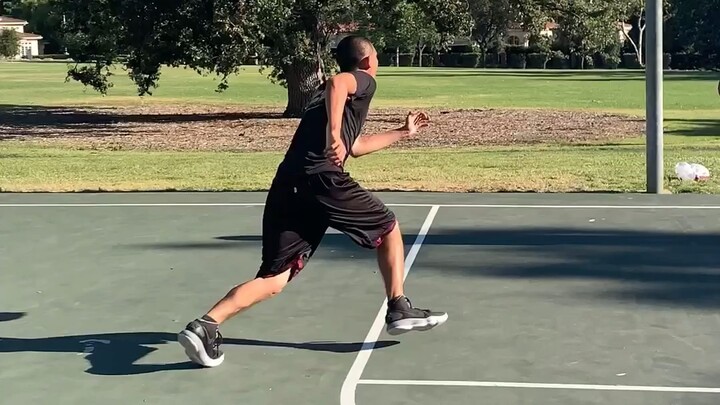 رمية ساحقة من خارج الملعب! ثم تخطي بضعة لاعبين! رائع جدًا!