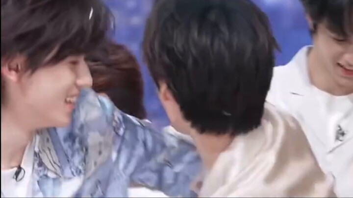 【يوان شوان يوان】قليل التظاهر، أنت تعرف أنني أحبك أكثر من أي شيء (أحببت هذا الموسم بشكل مخيف)