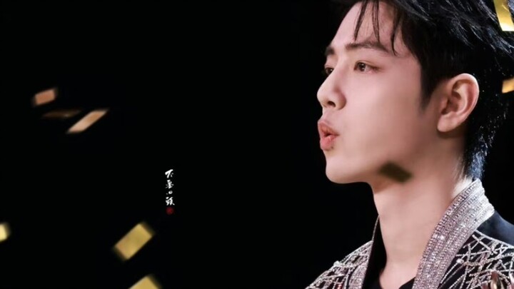 At the Weibo Night, Xiao Zhan stayed calm and composed amid relentless paparazzi flashes—his top-tie