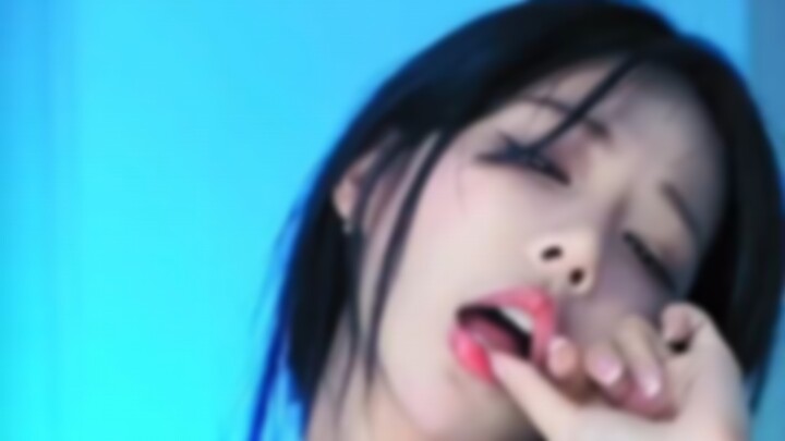 مذيعة جميلة تؤدي رقصة ساخنة ومثيرة