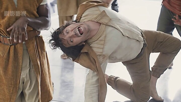 هناك قاعدة غريبة في هذا السجن: يُحظر على جميع السجناء ارتداء الأحذية.