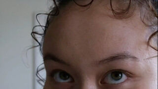 Ternyata rambut keriting gadis berambut keriting yang kusut bisa menjadi keriting hanya dengan menye