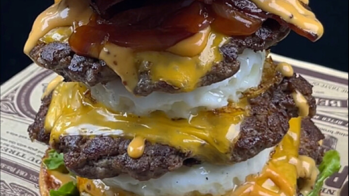 Ăn cái hamburger này còn phải đi thang máy cơ à!