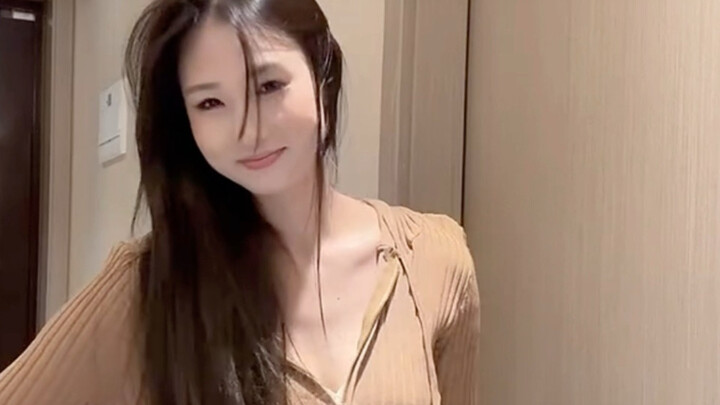 Qian Yi (jeans, hip-thrusting dance with her back to the camera — seriously great figure, mature and