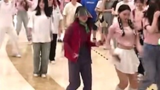 Mengenai fakta bahwa saya bercosplay sebagai paman berambut putih di acara dansa SVT spesial.