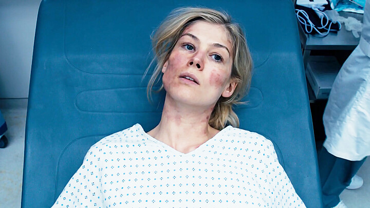 Người phụ nữ ngày nào cũng trang điểm chỉn chu để vào tù thăm kẻ đã gây tổn thương cho mình – phim “