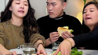 #توست سميك يريد بين بين أن يخدعني مرة أخرى، أخبرني كيف كانت نكهة الحلوى التي أعطيتها له